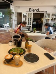 Stylish brunch café in Port d’Andratx offering vegan and gluten-free options, pancakes, and sourdough toasts.