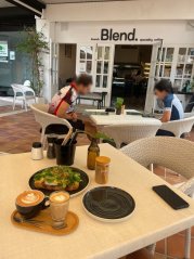 Stylish brunch café in Port d’Andratx offering vegan and gluten-free options, pancakes, and sourdough toasts.