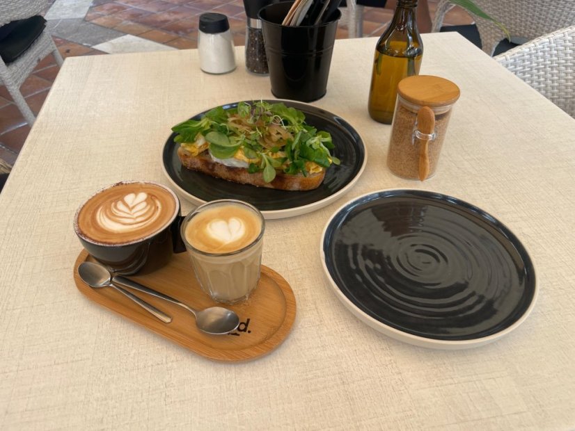 Perfect coffee stop for cyclists in Mallorca — Blend café in Port d’Andratx serving specialty coffee and brunch.