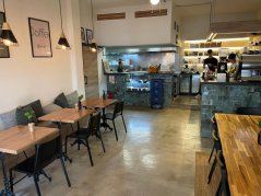 Harbour-view café Blend in Port d’Andratx serving excellent coffee and brunch with relaxed Mediterranean vibes.